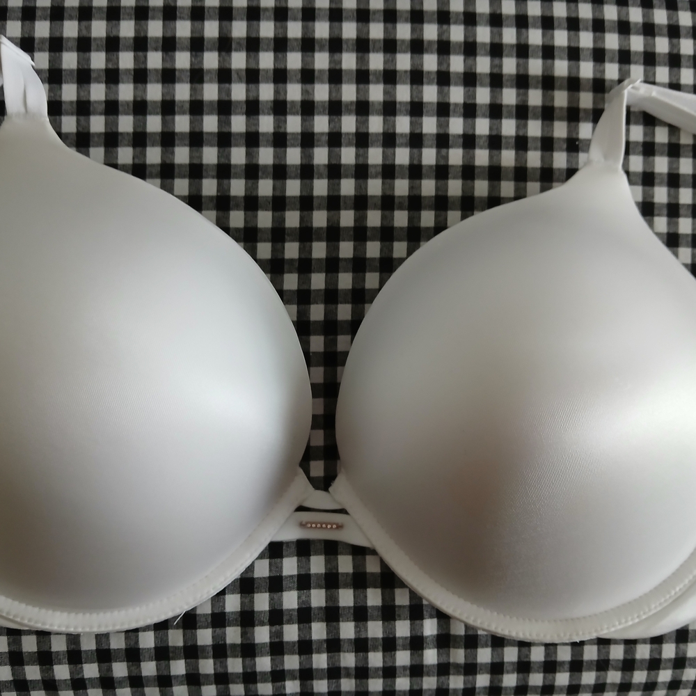 Victoria's Secret White Seamless Bra EXCELLENT CONDITION